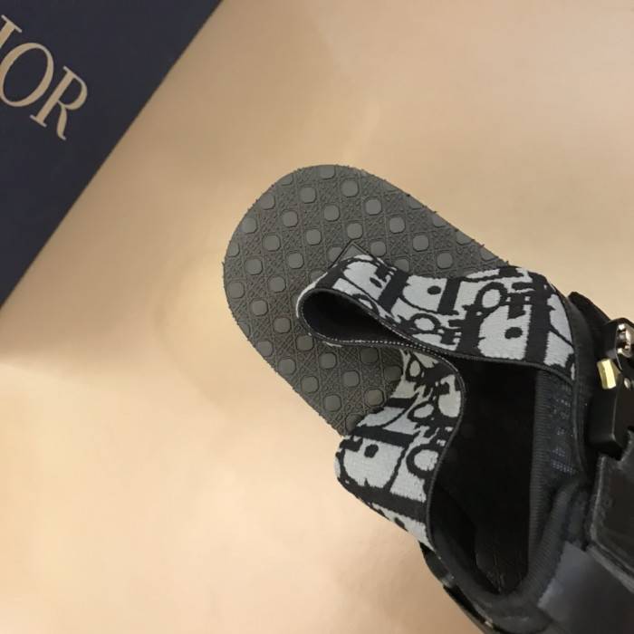 D10R SANDALS