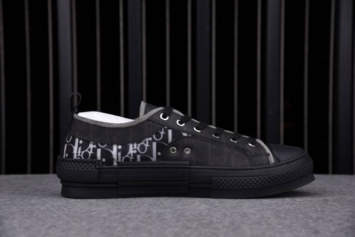 D10R B23 OBLIQUE LOW TOP SNEAKER
