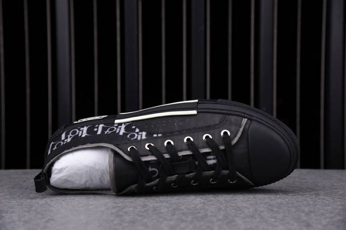 D10R B23 OBLIQUE LOW TOP SNEAKER