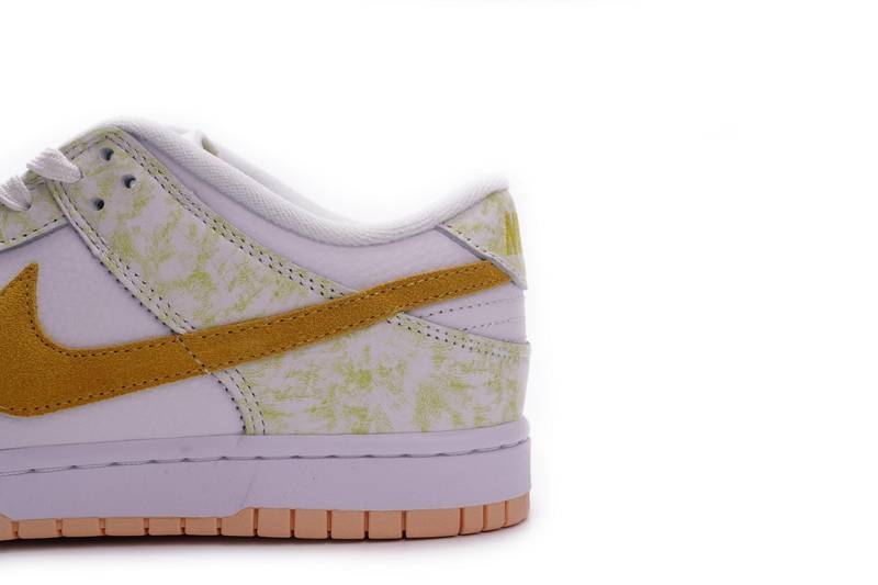 Nike SB Dunk Low Yellow Strike